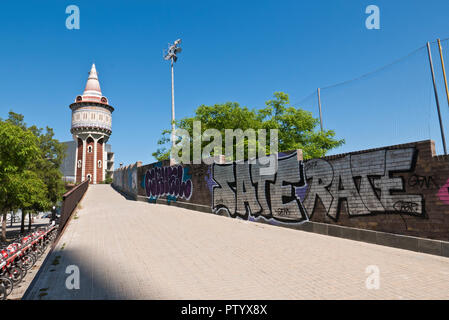 Un vecchio in disuso colorati Water Tower, Barcellona, Spagna Foto Stock