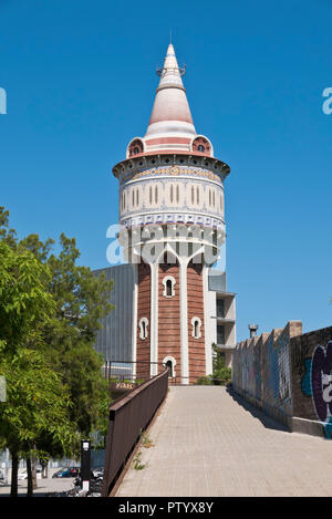 Un vecchio in disuso colorati Water Tower, Barcellona, Spagna Foto Stock