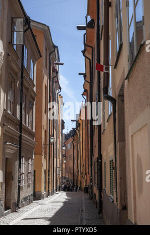 Vecchia strada stretta di Gamla Stan, la città vecchia nel centro di Stoccolma, Svezia Foto Stock