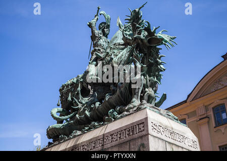 San Giorgio e il drago. Statua in bronzo di Stoccolma, Svezia. Esso è stato inaugurato il 10 ottobre 1912, la data della battaglia di Brunkeberg Foto Stock