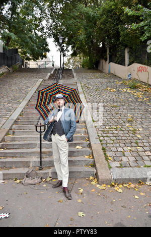 Giovane passeggiando per le scale a Montmartre Foto Stock