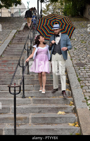 Giovane passeggiando per le scale a Montmartre Foto Stock