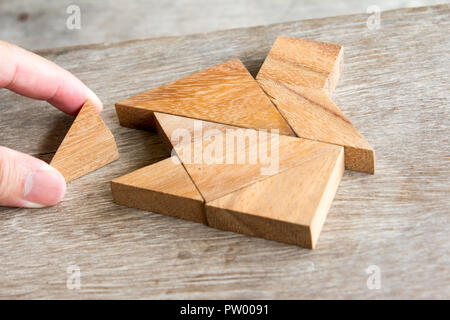 Tangram in legno puzzle attendere per adempiere home forma per costruire casa da sogno o vita felice di concetto Foto Stock