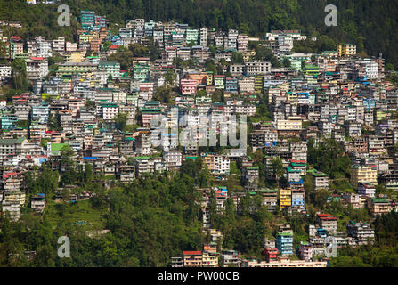 Bellissima vista di Gangtok, la capitale del Sikkim stato, India del Nord. Foto Stock