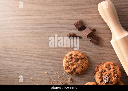 Biscotti al cioccolato e perno di rotolamento sul tavolo. Composizione orizzontale. Vista superiore Foto Stock