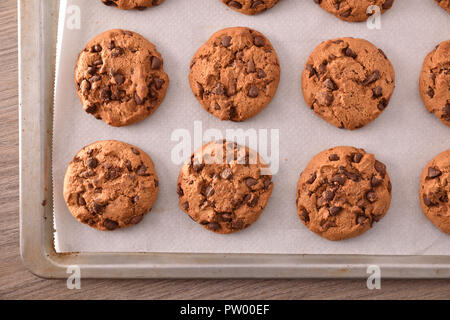 Biscotti con scaglie di cioccolato appena sfornati vista superiore. Composizione orizzontale. Vista superiore Foto Stock
