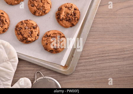 Biscotti con scaglie di cioccolato appena sfornati vista superiore. Composizione orizzontale. Vista superiore Foto Stock