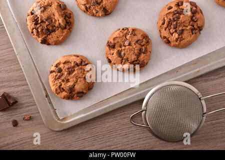 Biscotti con scaglie di cioccolato appena sfornati vista superiore. Composizione orizzontale. Vista superiore Foto Stock