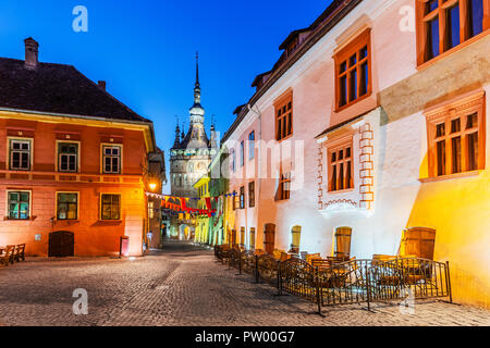 Sighisoara, Romania. Città medievale con la Torre dell Orologio in Transilvania. Foto Stock