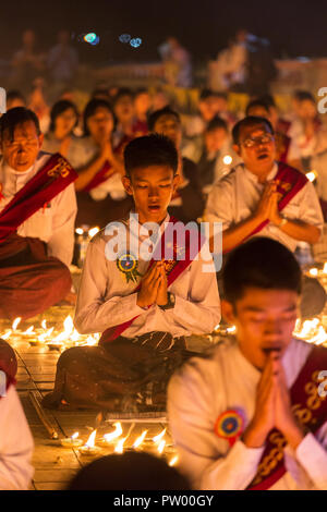 Kyaikhtiyo, Myanmar - 15 Ottobre 2016: Unidentified popolo birmano pregando in Kyaiktiyo pagoda, Golden rock in Myanmar. Foto Stock