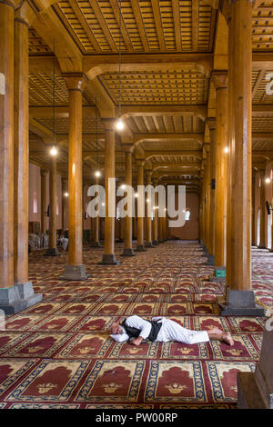 Srinagar, India - 15 Giugno 2017: uomo Kashmir resto in Masjid Dastgeer Sahib moschea a Srinagar Kashmir, India Foto Stock