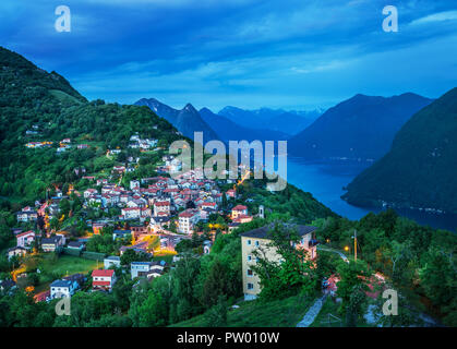 Villaggio di Brè. La Svizzera, 11 maggio 2018. Vista dal Monte Brè montagna del villaggio di notte e la gamma della montagna. Foto Stock