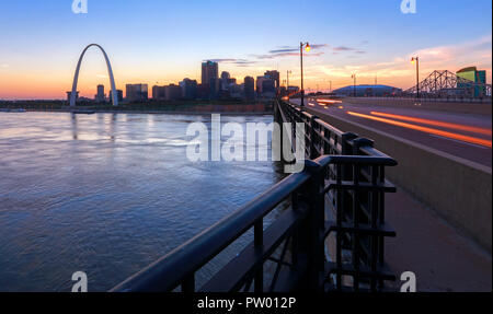 Il St. Louis, Missouri skyline e Gateway Arch da Eads Bridge. Foto Stock