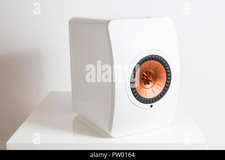 Londra, Regno Unito. KEF LS50 altoparlante wireless in bianco lucido. Foto Stock