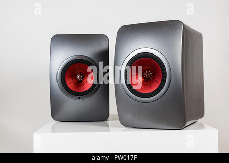 Londra, Regno Unito. Coppia di KEF LS50 casse senza fili in grigio titanio. Foto Stock