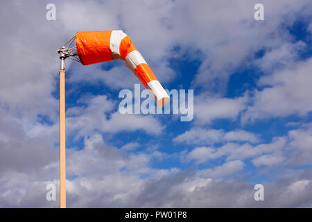 Aeroporto manica a vento e il cielo in una giornata di sole. Foto Stock