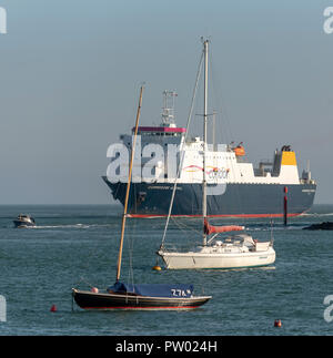 Commodore buona volontà un canale trasversale nave commerciale inserendo il porto di Portsmouth, England Regno Unito. Foto Stock