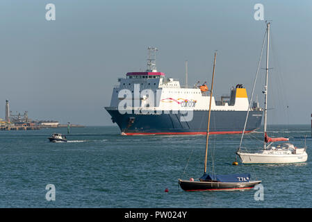 Commodore buona volontà un canale trasversale nave commerciale inserendo il porto di Portsmouth, England Regno Unito. Foto Stock