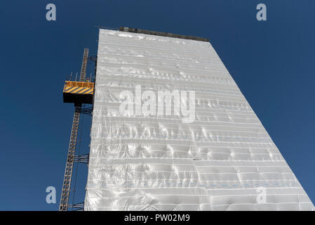 Highrise blocco di appartamenti e monolocali coperti in fogli di plastica per la protezione dagli agenti atmosferici mentre i lavori viene effettuata sull'edificio, Gosport, Hampshi Foto Stock