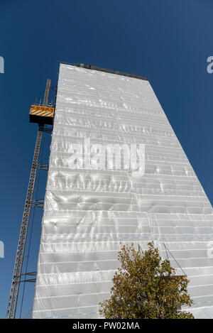 Highrise blocco di appartamenti e monolocali coperti in fogli di plastica per la protezione dagli agenti atmosferici mentre i lavori viene effettuata sull'edificio, Gosport, Hampshi Foto Stock