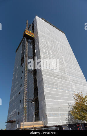 Highrise blocco di appartamenti e monolocali coperti in fogli di plastica per la protezione dagli agenti atmosferici mentre i lavori viene effettuata sull'edificio, Gosport, Hampshi Foto Stock