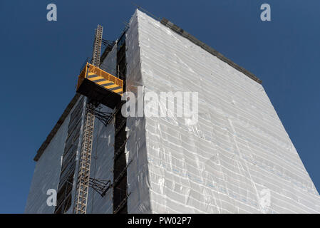 Highrise blocco di appartamenti e monolocali coperti in fogli di plastica per la protezione dagli agenti atmosferici mentre i lavori viene effettuata sull'edificio, Gosport, Hampshi Foto Stock