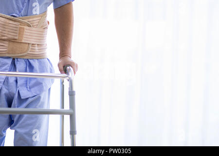 Primo piano di anziani utilizzando adulto walker in ospedale Foto Stock