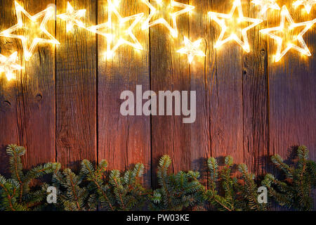 Natale stelle luccicanti e fir su vintage in legno copia di sfondo spazio Foto Stock