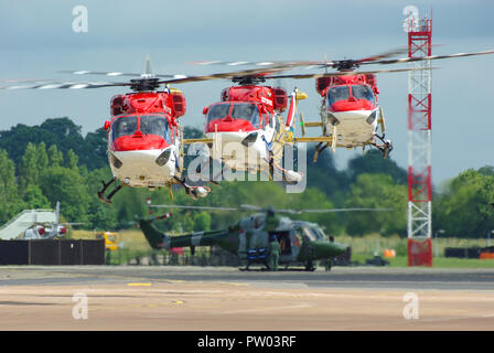 Squadra di esposizione elicotteri Sarang. Il pavone dell'Indian Air Force ha ricevuto elicotteri Hindustan Aeronautics ALH HAL Dhruv durante uno spettacolo aereo. RIAT, Fairford Foto Stock