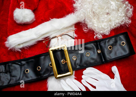 Santa costume stabilite per uso nella grotta di Natale per pre xmas preparati Foto Stock