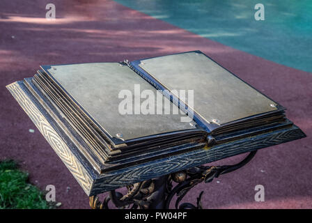 Un vecchio libro di metallo. Pagine vuote di un vecchio libro. Foto Stock