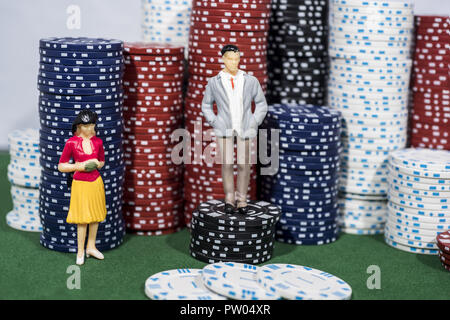 Casino foto astratte. Gioco del poker su sfondo rosso. Il tema del gioco d'azzardo. Foto Stock