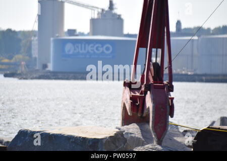 Gli Stati Uniti Esercito di ingegneri, Buffalo riparazioni di distretto ovest arrowhead frangiflutti a Oswego Porto di Oswego, NY, Ottobre 10, 2018. Il progetto prevede la riparazione 600 piedi del frangionde con armatura in pietra il 12-20 ton gamma. Le riparazioni sono di fondamentale importanza per fornire una navigazione sicura e supporta le economie locali e nazionali. Foto Stock