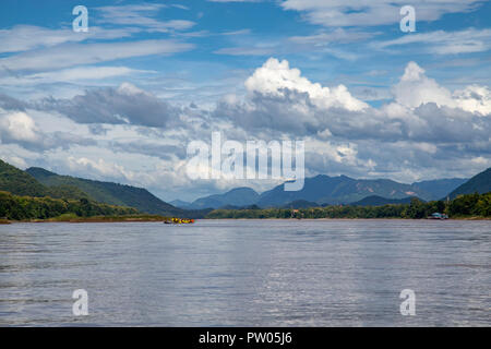 Il fiume Mekong dopo la stagione delle piogge vicino a Luang Prabang, Laos. Foto Stock