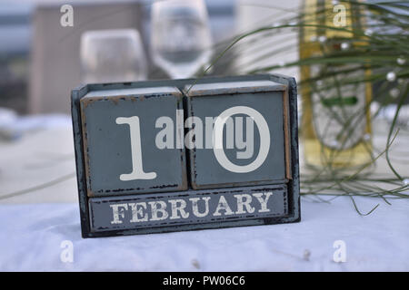 I blocchi di legno nella casella con la data, il giorno e il mese 10 febbraio. Blocchi di legno calendario Foto Stock