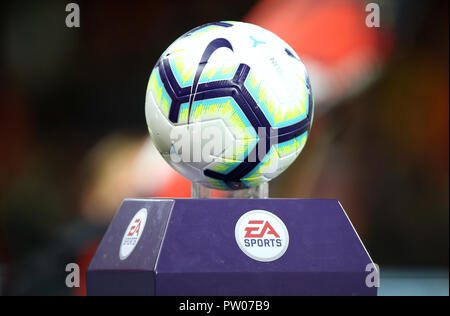 Una vista generale della Nike Merlin match ball sul display prima che il Premier League match presso la vitalità Stadium, Bournemouth Foto Stock