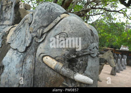 Hue Vietnam - statua dell'Elefante parte del Tu Duc tomba dal dominio della dinastia Nguyen che fu costruito a partire dal 1864-1867 Foto Stock