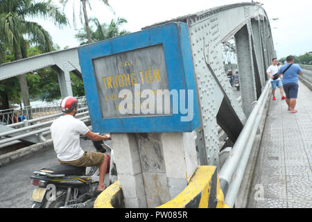 Hue Vietnam - il traffico e i pedoni attraversano il Truong Tien bridge progettato da Gustave Eiffel Foto Stock