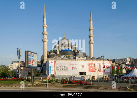 Nuova Moschea o Yeni Cami del xvii secolo moschea sotto lavori di rinnovo con i ponteggi sull'esterno, Istanbul, Turchia Foto Stock