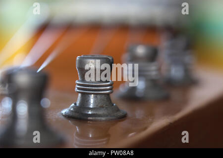 Dettagli macchina chitarra stringhe di testa e testa di sintonizzazione Foto Stock