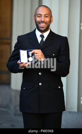 Constable Leon McLeod dopo aver ricevuto il Queen's Gallantry Medal per le sue azioni in London Bridge attacco in seguito una cerimonia di investitura a Buckingham Palace di Londra. Foto Stock