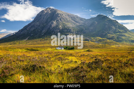 Il telecomando Lagangarbh capanna di fronte Buachaille Etive Mor in Glen Coe su un bel pomeriggio di estate, Scozia Foto Stock