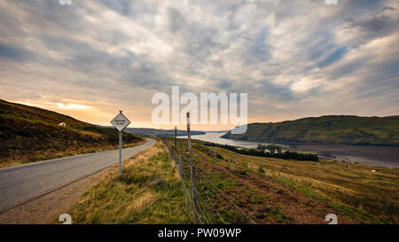 Strada vuota sull isola di Skye in Scozia Foto Stock