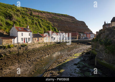 Staithes Beck e Cowbar Nab. Staithes è un bellissimo centro storico villaggio di pescatori sulla costa del North Yorkshire, Inghilterra. Foto Stock