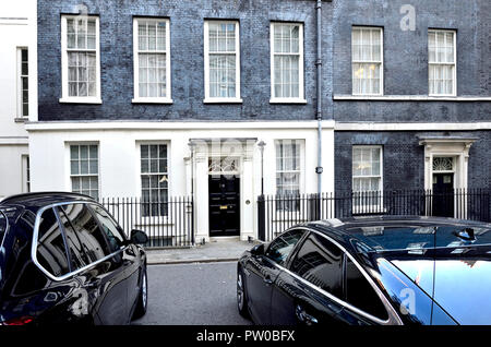 Vetture ufficiali parcheggiato davanti al numero 11 di Downing Street, Londra, Inghilterra, Regno Unito. Foto Stock