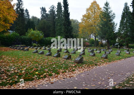 Un marcatore di grave per il soldato sovietico è in un cimitero di guerra tedesco (Kriegsgräberstätte - Ehrenfriedhof) dall'WW1 Cimitero di Merzig, Germania Foto Stock