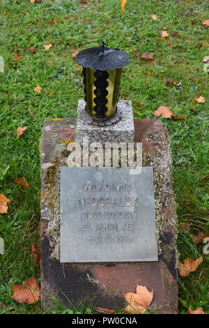 Un grave marker sovietica per un soldato WLADIMIR NEDOBALUK in un cimitero di guerra (Kriegsgräberstätte - Ehrenfriedhof) dall'WW1 Cimitero di Merzig,Germania Foto Stock