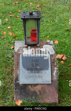 Un grave marker sovietica per un soldato Axel ILJIN in un cimitero di guerra (Kriegsgräberstätte - Ehrenfriedhof) dall'WW1 Cimitero di Merzig, Germania Foto Stock