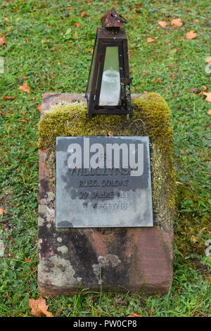 Un grave marker sovietica per un soldato FR. WILLCZYNSKI in un cimitero di guerra (Kriegsgräberstätte - Ehrenfriedhof) dall'WW1 Cimitero di Merzig, Germania Foto Stock