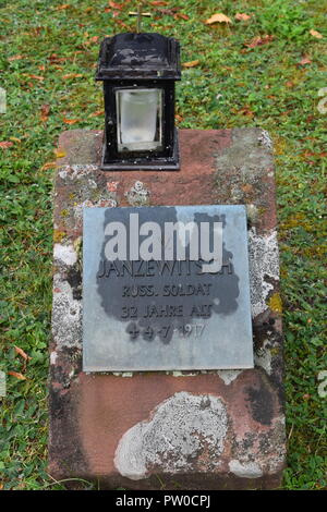 Un grave marker sovietica per un soldato V. JANZEWITSCH in un cimitero di guerra (Kriegsgräberstätte - Ehrenfriedhof) dall'WW1 Cimitero di Merzig, Germania Foto Stock